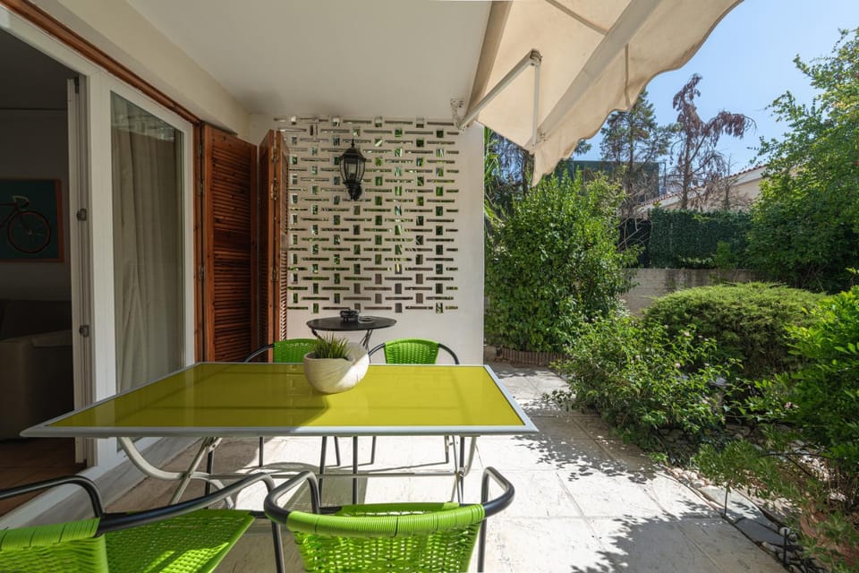 Comfortable garden Apt near Vouliagmeni beach Apartment in Vouliagmeni