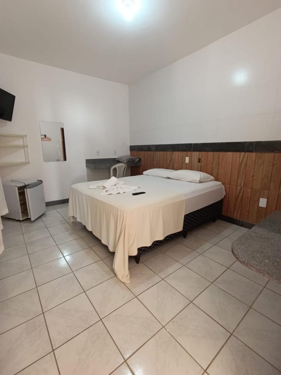 Bed, TV and multimedia, Photo of the whole room, Bedroom