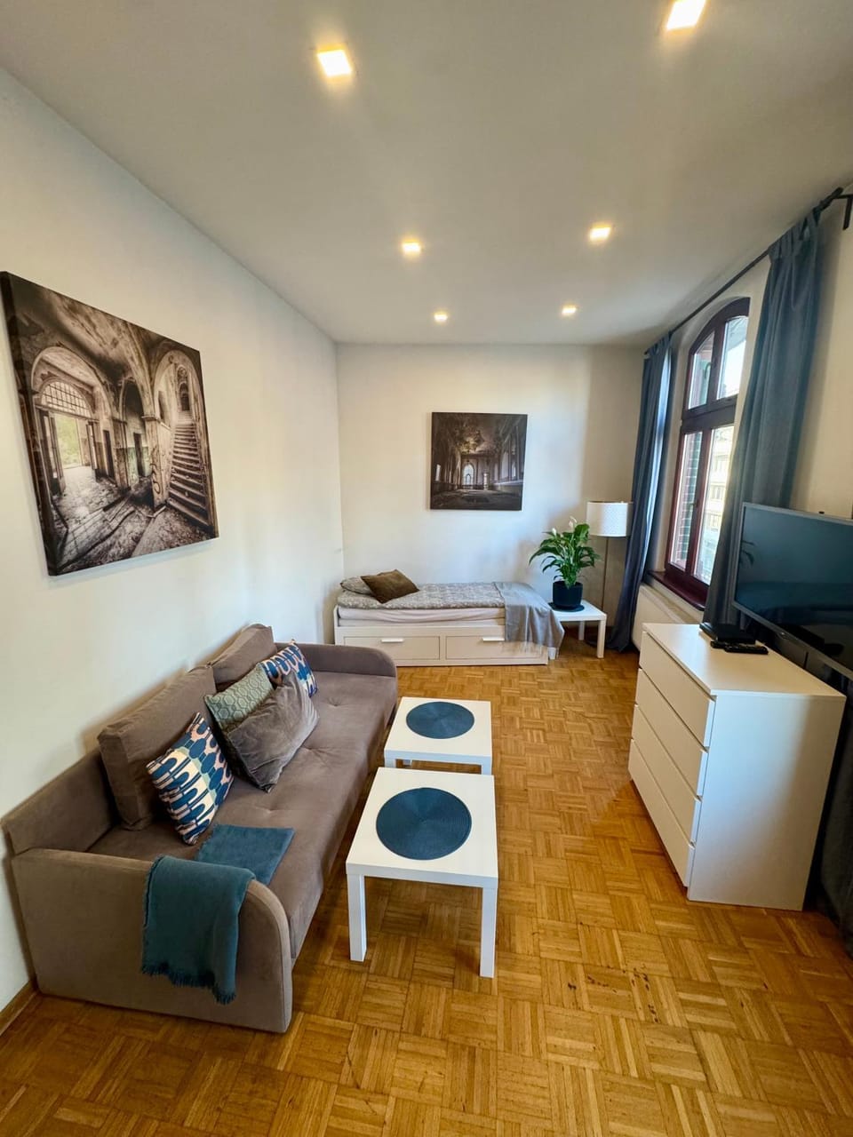 Bed, Seating area, Bedroom