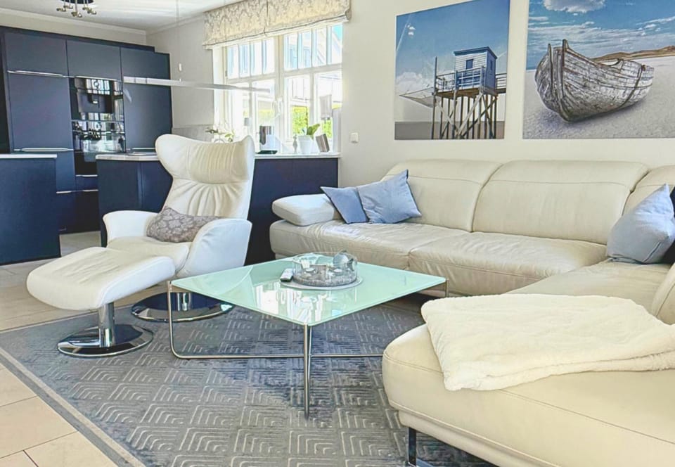 Kitchen or kitchenette, Living room, Seating area