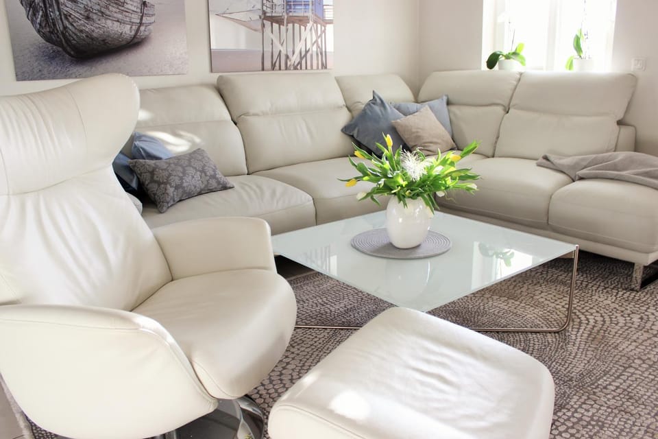 Photo of the whole room, Seating area