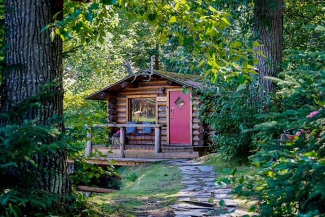 Hope Alaska's Bear Creek Lodge Nature lodge in Anchorage