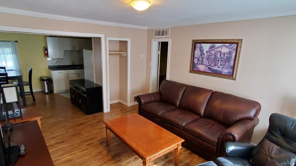 Comox Valley Inn & Suites Motel in Courtenay
