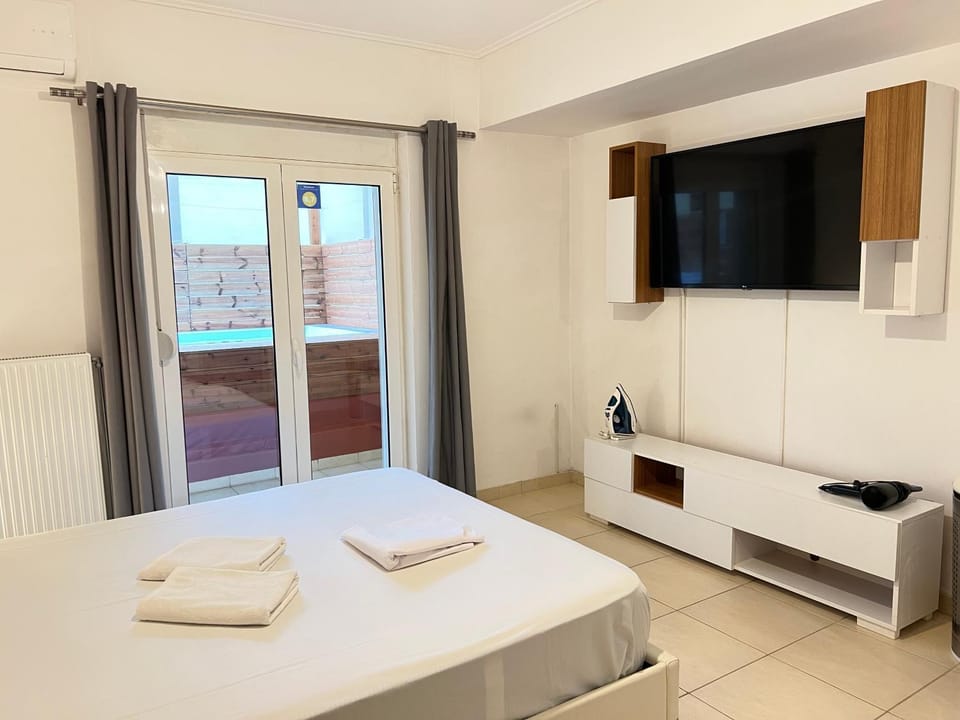 Bed, TV and multimedia, Bedroom, towels
