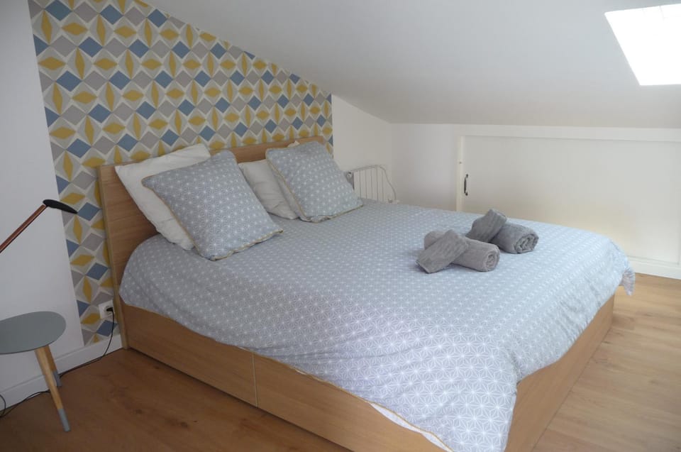 Bed, Bedroom, towels