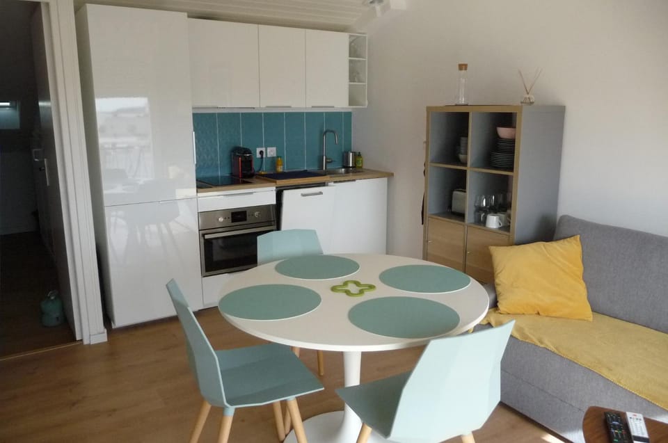 Coffee/tea facilities, Kitchen or kitchenette, Living room, Dining area, dishwasher, minibar