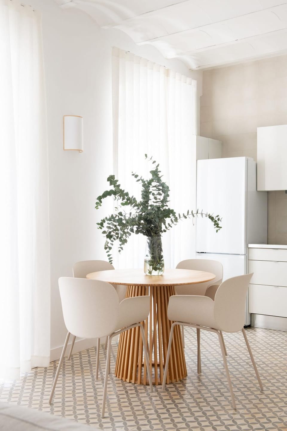 Kitchen or kitchenette, Dining area