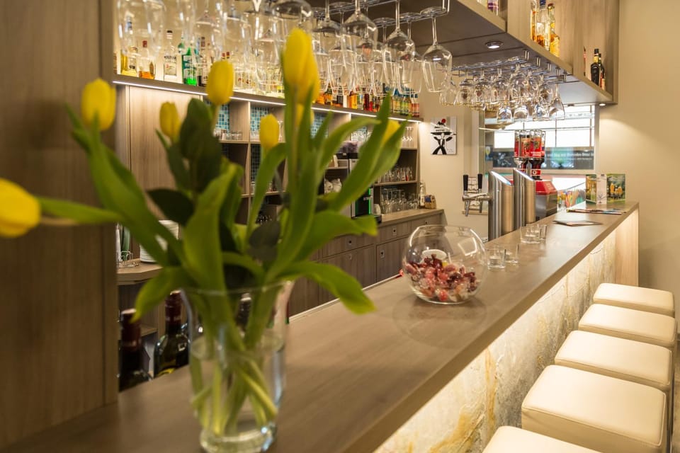 Restaurant/places to eat, Lounge or bar