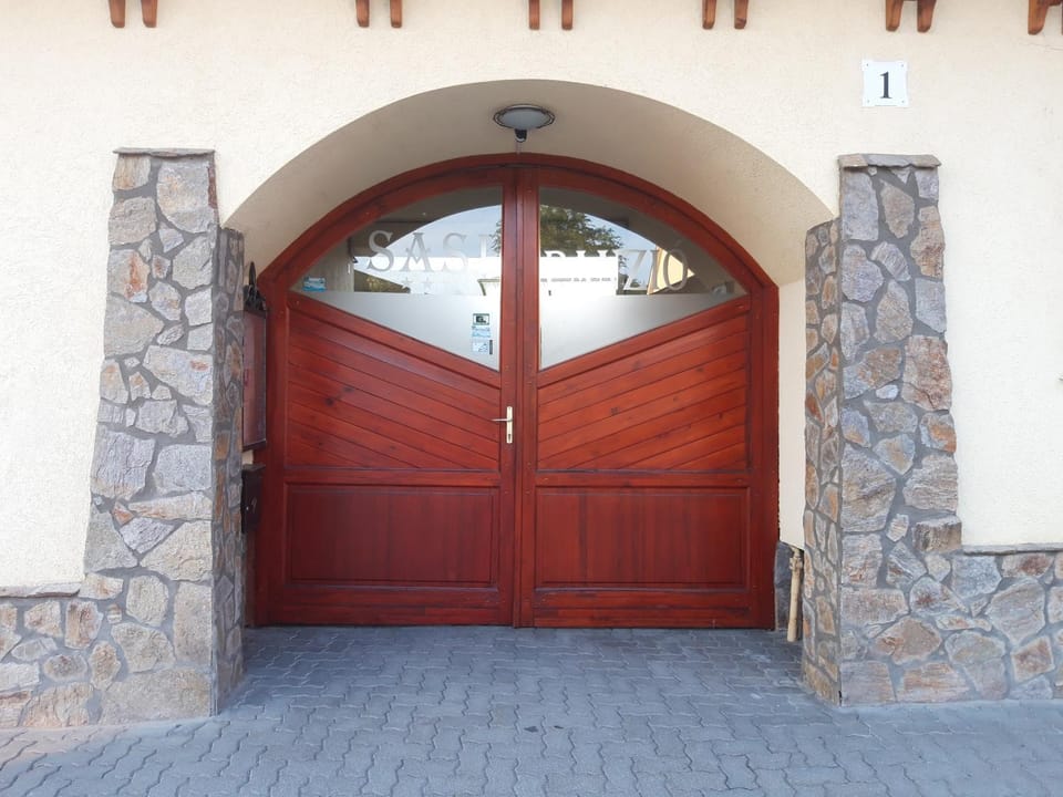 Facade/entrance