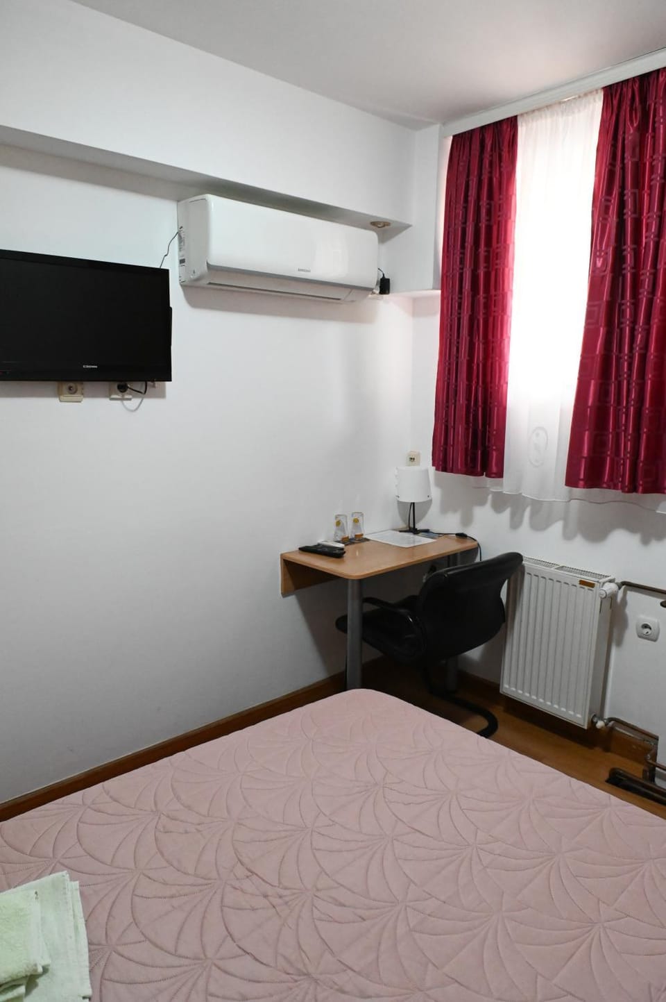 Bed, TV and multimedia, air conditioner