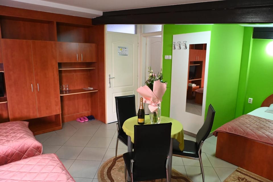 Bed, TV and multimedia, Photo of the whole room, Bedroom, wardrobe