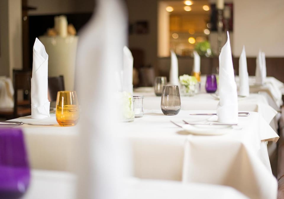 Restaurant/places to eat, Banquet/Function facilities, Decorative detail, Family