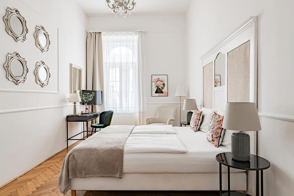 Bed, Photo of the whole room, Seating area