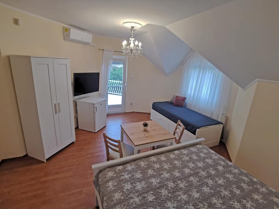 Photo of the whole room, Bedroom
