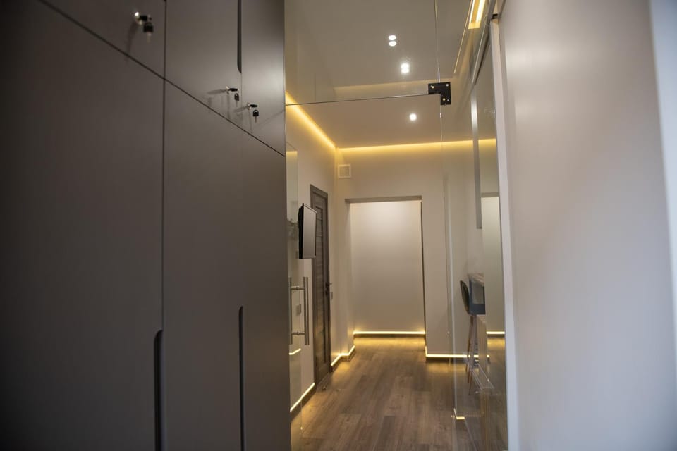 TV and multimedia, Coffee/tea facilities, Kitchen or kitchenette, Living room, Seating area, Dining area
