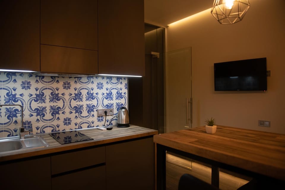 TV and multimedia, Coffee/tea facilities, Kitchen or kitchenette, Living room, Seating area, Dining area