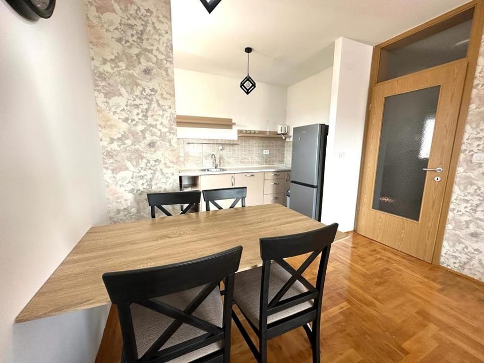 Kitchen or kitchenette, Living room, Seating area, Dining area, oven, stove