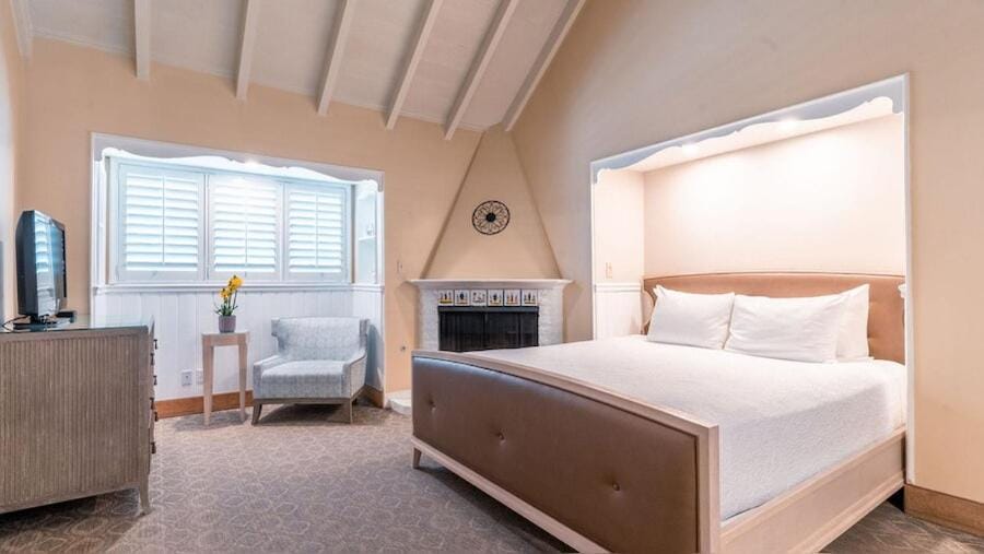 Bed, TV and multimedia, Seating area, Bedroom