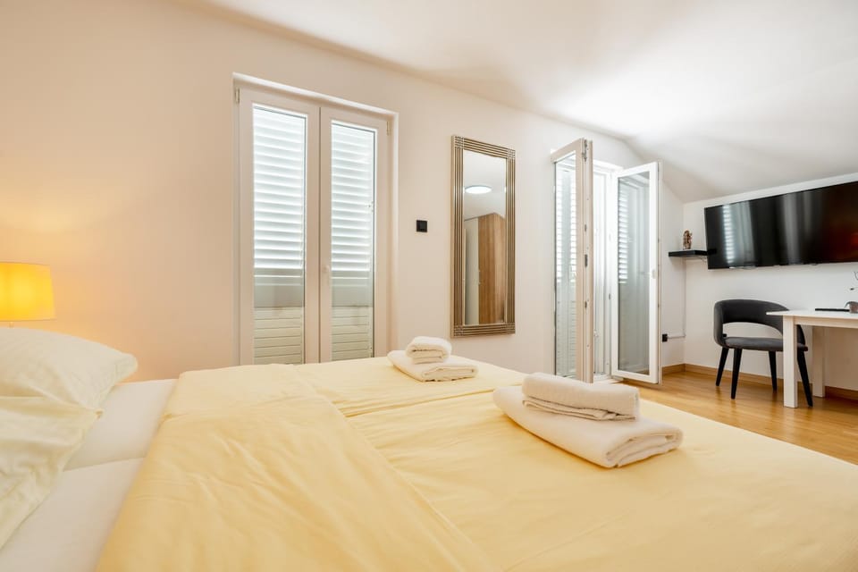 Bed, TV and multimedia, Bedroom, towels