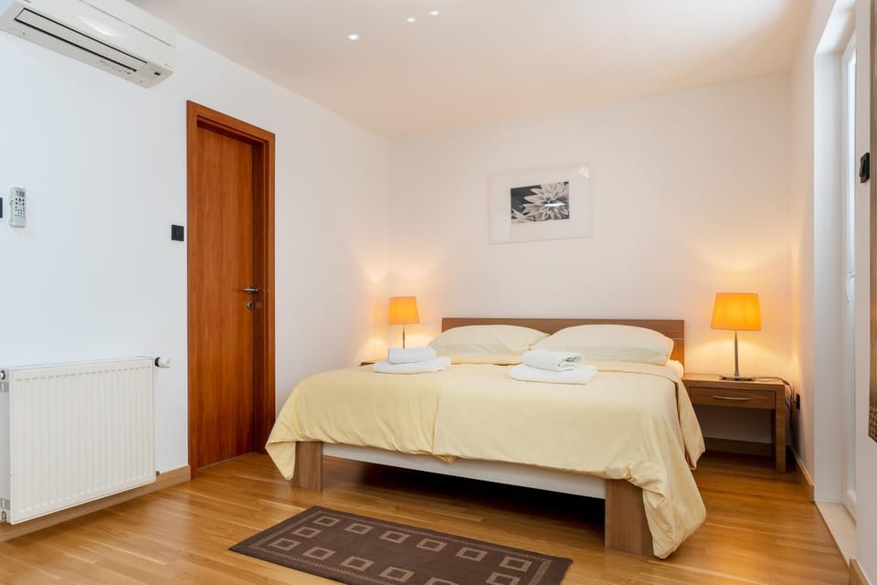 Bed, towels, air conditioner