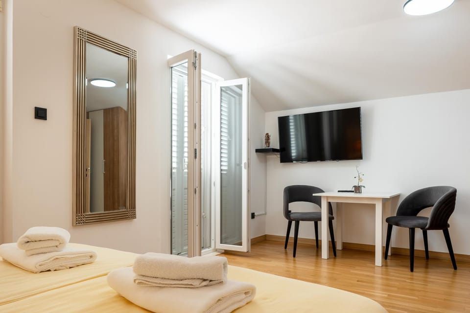 Bed, TV and multimedia, Living room, Seating area, towels