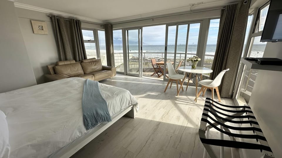 Bed, Natural landscape, TV and multimedia, View (from property/room), Balcony/Terrace, Living room, Photo of the whole room, Seating area, Dining area, Bedroom, Mountain view