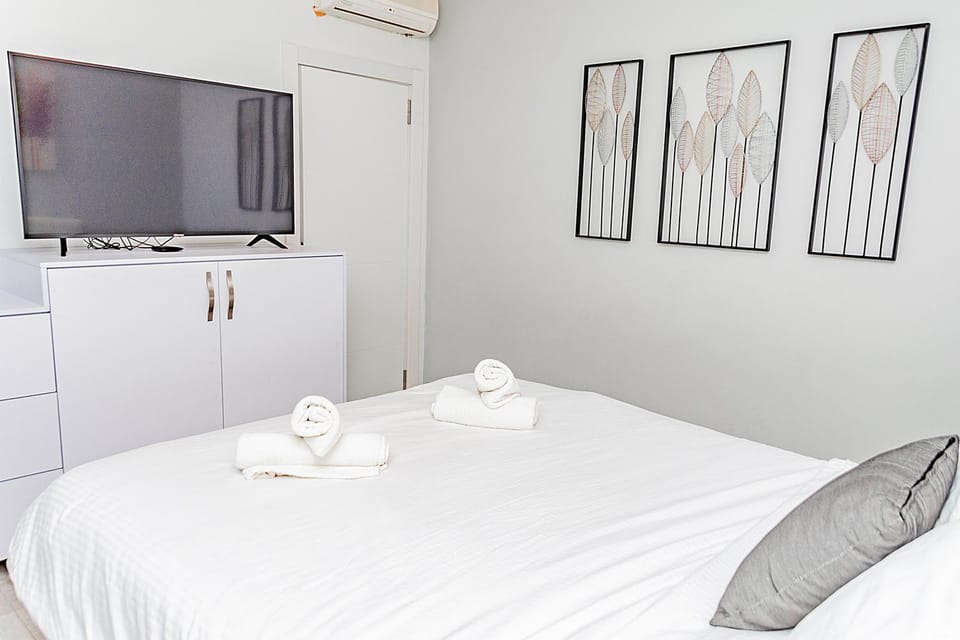 Bed, TV and multimedia, Bedroom