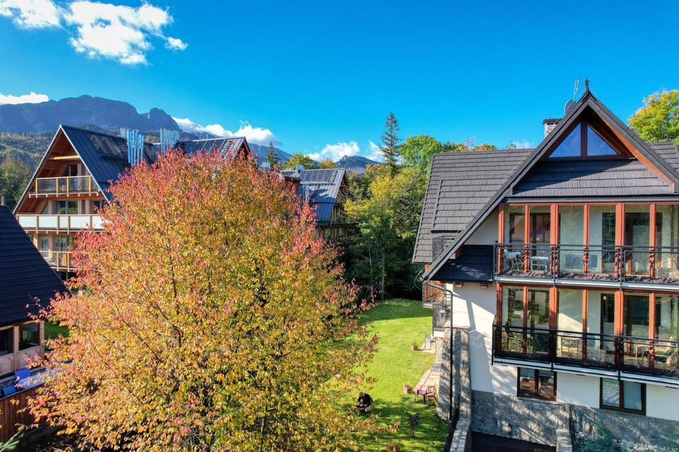 Property building, Neighbourhood, Garden view
