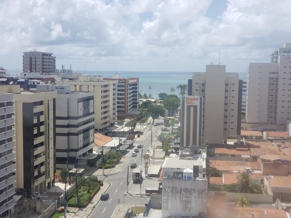 Apt 2 quartos acomoda 04 pessoas a 450 metros da praia de Jatiúca Apartment in Maceió