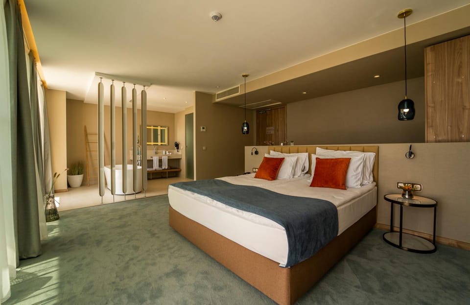 Bed, Photo of the whole room, Bedroom