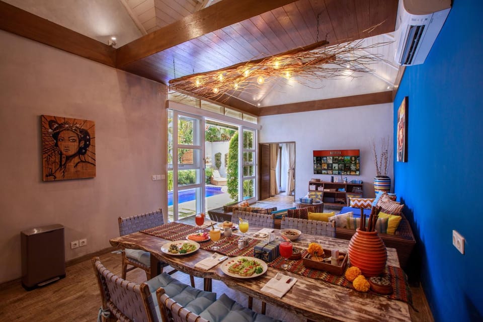 Communal lounge/ TV room, TV and multimedia, Living room, Food and drinks, Dining area, Food, Breakfast, Continental breakfast, Lunch, Dinner, Drinks