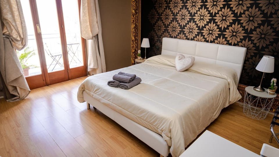 Bed, Balcony/Terrace, Photo of the whole room, Decorative detail, Bedroom, City view, Street view