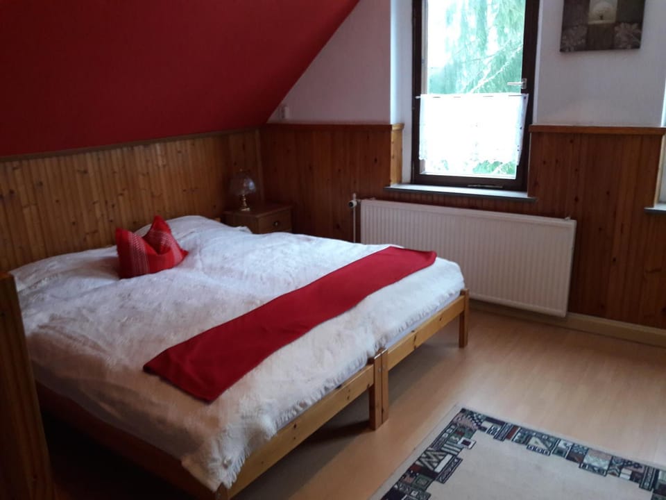 Photo of the whole room, Bedroom, Garden view, young children, older children, group of guests, bunk bed