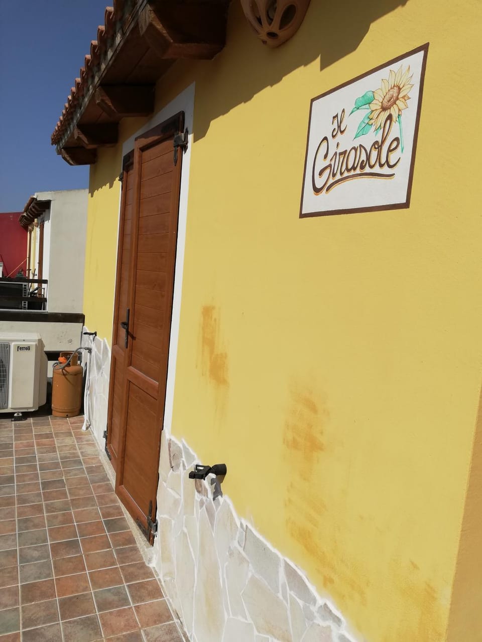 Facade/entrance, Property logo or sign, Balcony/Terrace, Decorative detail, Logo/Certificate/Sign, Area and facilities