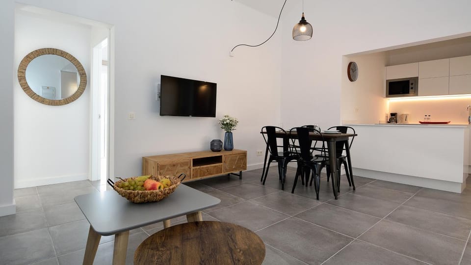 TV and multimedia, Seating area, Dining area