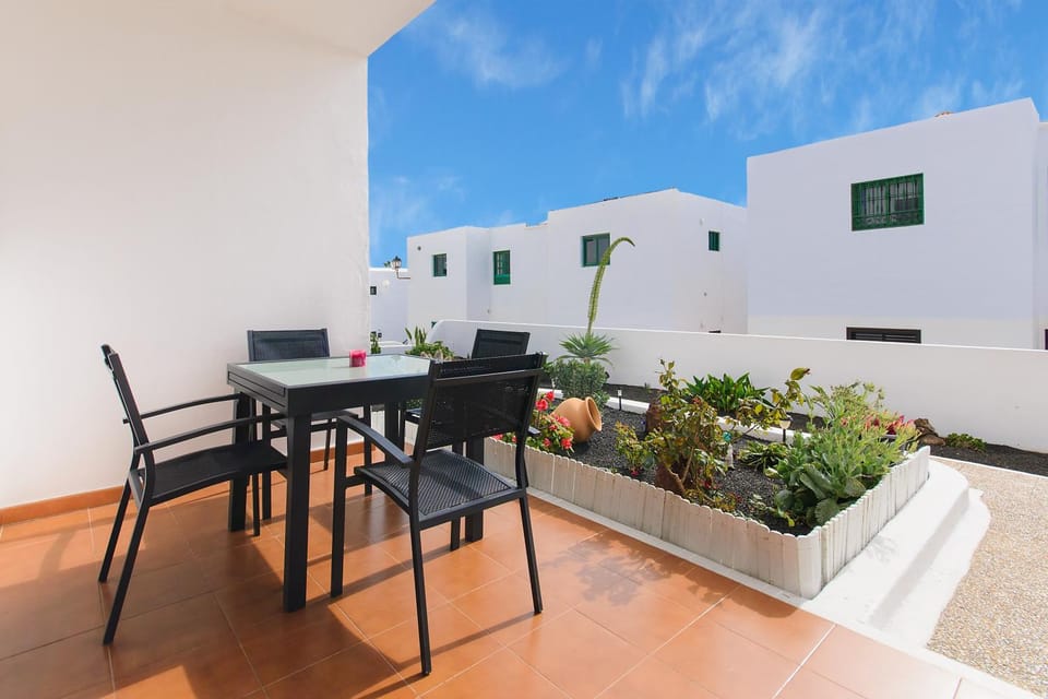 Property building, Balcony/Terrace, Living room