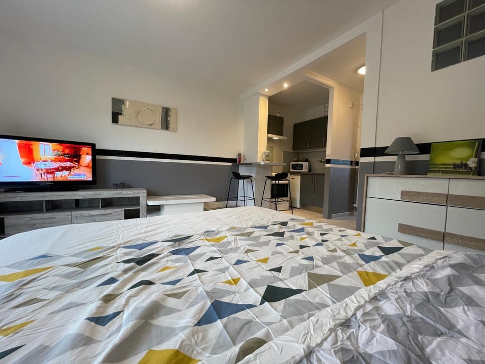 Communal lounge/ TV room, Bed, TV and multimedia, Photo of the whole room, Bedroom