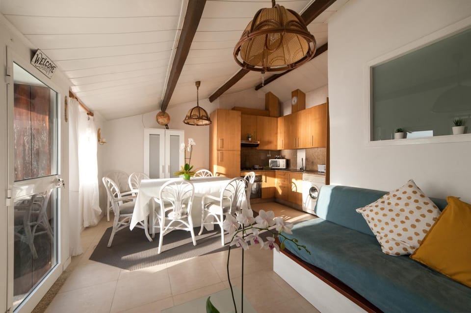 Day, Library, Coffee/tea facilities, Kitchen or kitchenette, Living room, Dining area