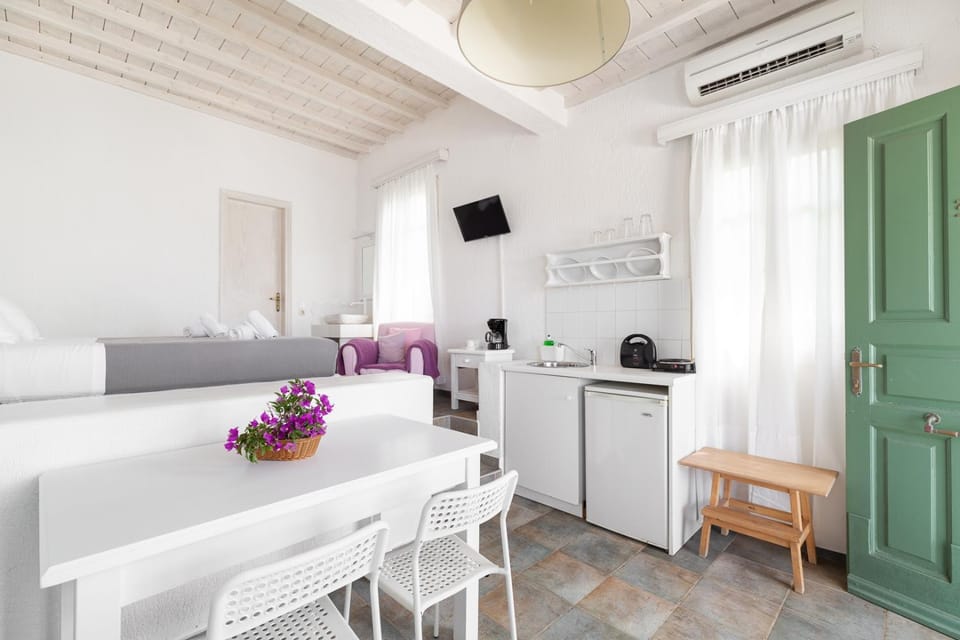 Bed, TV and multimedia, Coffee/tea facilities, Kitchen or kitchenette, Photo of the whole room, Seating area, Dining area, Bedroom, stove, toaster