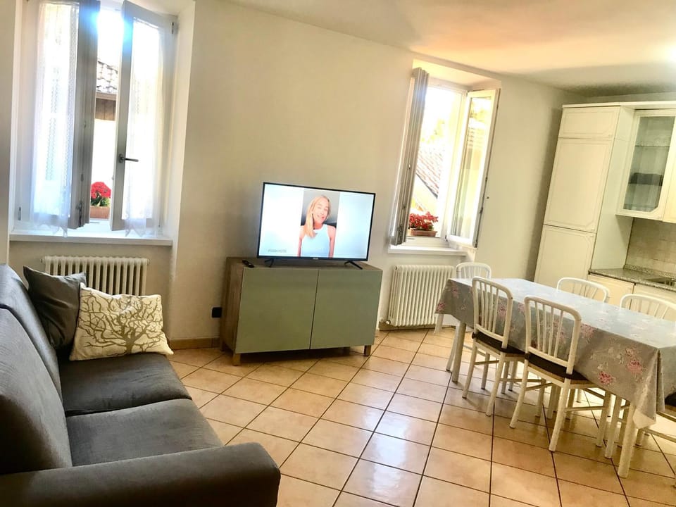 Property building, TV and multimedia, Kitchen or kitchenette, Seating area, Dining area, Area and facilities, kitchen