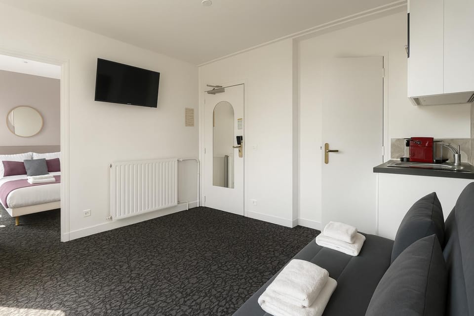 TV and multimedia, Kitchen or kitchenette, Photo of the whole room, Seating area, Bedroom