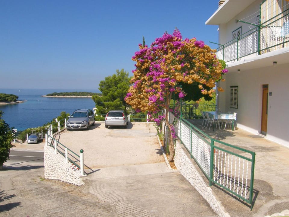 Property building, Facade/entrance, View (from property/room), Balcony/Terrace, Sea view, Parking