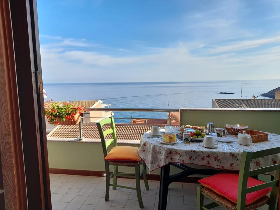 View (from property/room), Balcony/Terrace, Landmark view, Sea view, Sea view, Breakfast