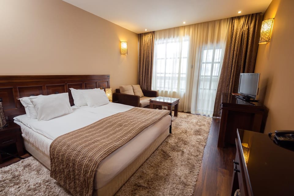 Balcony/Terrace, Photo of the whole room, Bedroom, Mountain view, Pool view