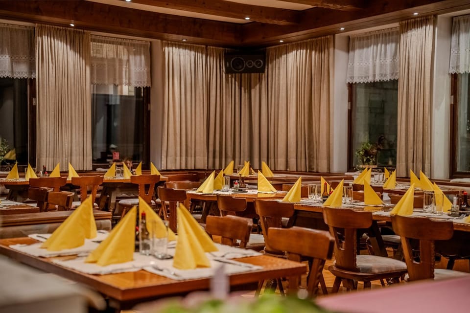 Restaurant/places to eat, Seating area