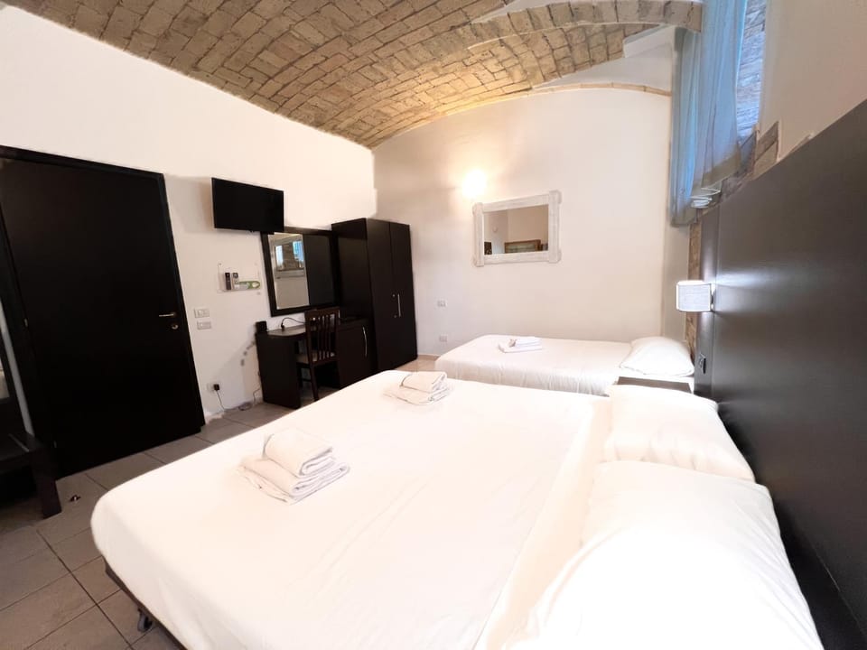Bed, TV and multimedia, Photo of the whole room, Bedroom, towels, air conditioner