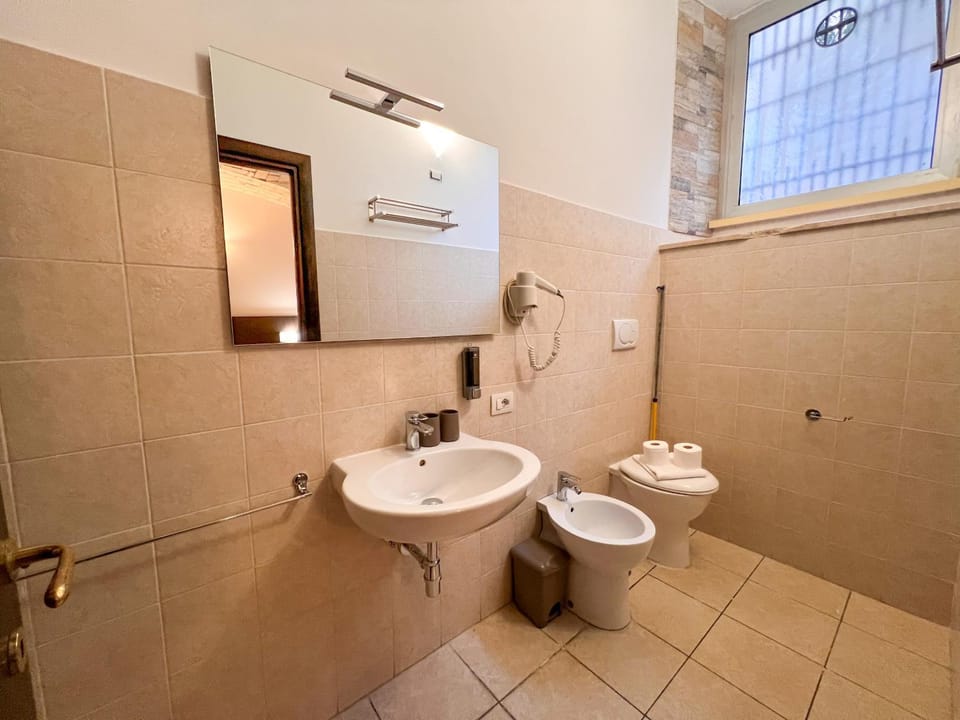 Shower, Toilet, Bathroom, bidet, towels