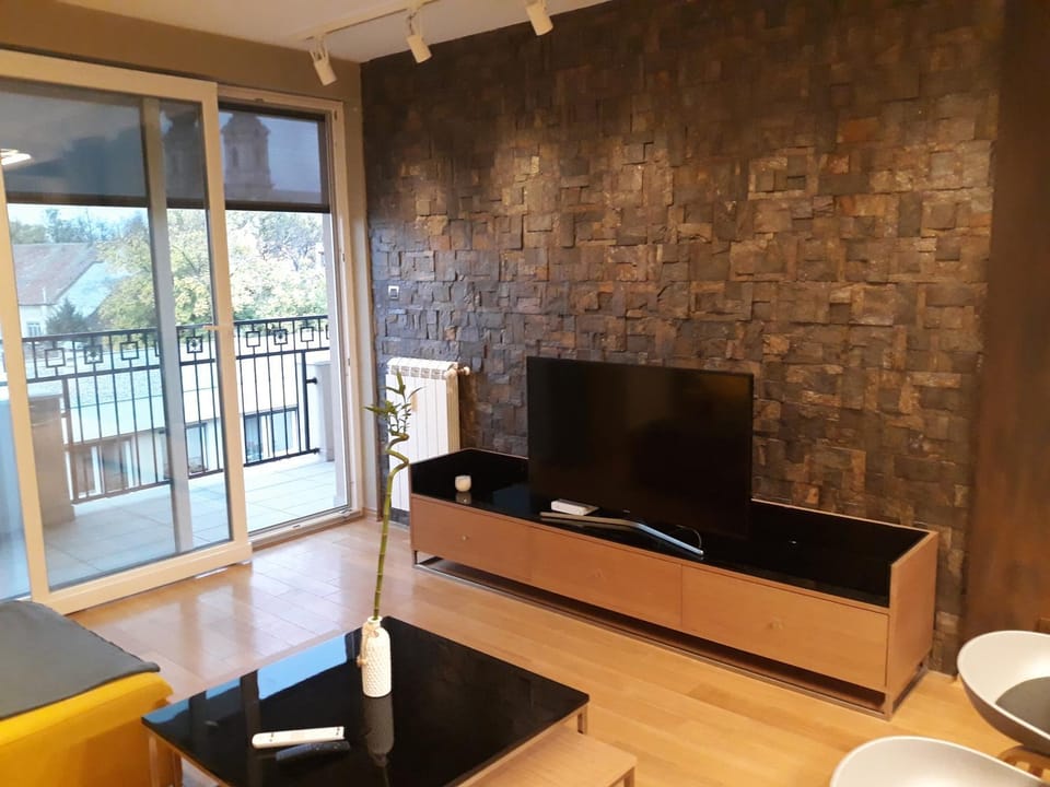 Communal lounge/ TV room, TV and multimedia, Living room, Seating area, Evening entertainment