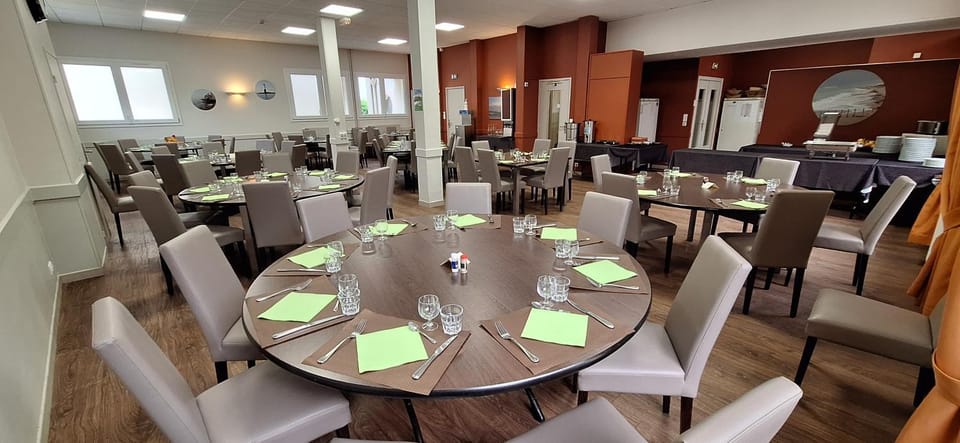 Restaurant/places to eat, Banquet/Function facilities