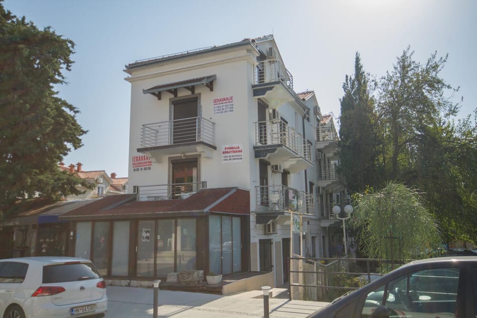 Property building, Day, Neighbourhood